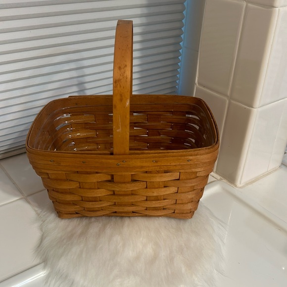 Longaberger spring basket with single handle, and plastic protector. - Picture 1 of 4